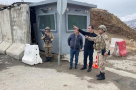 Vali Karakaya, Hizan’daki Polis ve Jandarma Güvenlik Noktalarını Ziyaret Etti