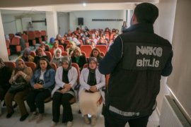 Bitlis’te Narkotik Polisleri Kadınlara Yönelik Seminer Düzenledi
