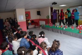 Lise Öğrencileri Tarafından Anaokulu Öğrencilerine Yönelik Tiyatro Gösterisi Düzenlendi