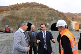 Vali Karakaya Tatvan Çevre Yolu Tünelleri ve Karşıyaka Kavşağı'ndaki Çalışmaları İnceledi