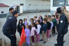 Cumhuriyet Bayramı Dolayısıyla Tatvan’daki Okul Bahçesine Fidan ve Gül Ağacı Dikildi