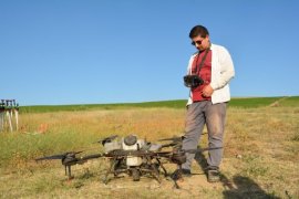 Bitlis’teki Çiftçiler Zirai Drone İle İlaçlama Yapılıyor