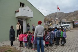 Bitlis’teki Fedakar Öğretmenler Köy Okulunu Yeniledi