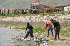 Van Gölü’nün Tatvan Sahilinde Çevre Temizliği Yapıldı