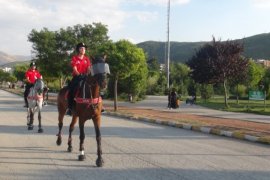 Atlı Polis Birliği Tatvan Sahilinde İlgi Odağı Oldu