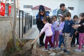 Cumhuriyet Bayramı Dolayısıyla Tatvan’daki Okul Bahçesine Fidan ve Gül Ağacı Dikildi