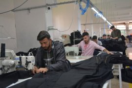 Tatvan’da Kurduğu Tekstil Fabrikasında 100 Kişiye İstihdam Sağlıyor