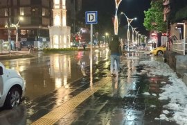 Tatvan’da Şiddetli Yağmur ve Dolu Nedeniyle Su Baskınları Oldu