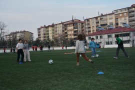 Tatvan’daki Kız Futbol Takımı Türkiye Şampiyonluğuna Hazırlanıyor