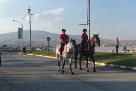 Atlı Polis Birliği Tatvan Sahilinde İlgi Odağı Oldu