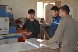 Tatvan’daki Meslek Lisesi Öğrencileri Hem Öğreniyor Hemde Üretiyor