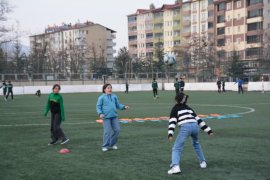 Tatvan’daki Kız Futbol Takımı Türkiye Şampiyonluğuna Hazırlanıyor