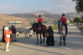 Atlı Polis Birliği Tatvan Sahilinde İlgi Odağı Oldu