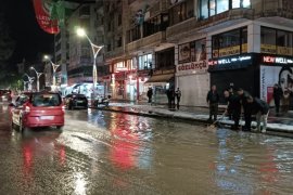 Tatvan’da Şiddetli Yağmur ve Dolu Nedeniyle Su Baskınları Oldu