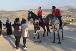 Atlı Polis Birliği Tatvan Sahilinde İlgi Odağı Oldu