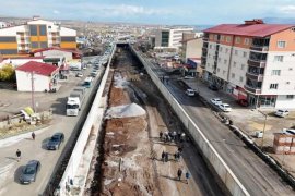 Vali Karakaya Tatvan Çevre Yolu Tünelleri ve Karşıyaka Kavşağı'ndaki Çalışmaları İnceledi