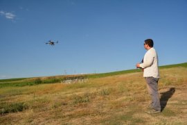 Bitlis’teki Çiftçiler Zirai Drone İle İlaçlama Yapılıyor