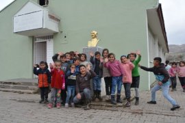 Bitlis’teki Fedakar Öğretmenler Köy Okulunu Yeniledi