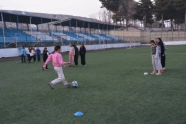 Tatvan’daki Kız Futbol Takımı Türkiye Şampiyonluğuna Hazırlanıyor