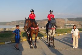 Atlı Polis Birliği Tatvan Sahilinde İlgi Odağı Oldu