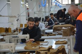 Tatvan’da Kurduğu Tekstil Fabrikasında 100 Kişiye İstihdam Sağlıyor