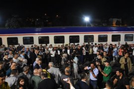 Turistik Tatvan Treni Bitlis'te Çiçek ve Halaylarla Karşılandı