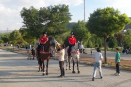 Atlı Polis Birliği Tatvan Sahilinde İlgi Odağı Oldu