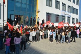 Cumhuriyet Bayramı Dolayısıyla Tatvan’daki Okul Bahçesine Fidan ve Gül Ağacı Dikildi