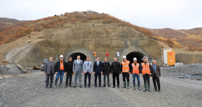 Vali Karakaya Tatvan Çevre Yolu Tünelleri ve Karşıyaka Kavşağı'ndaki Çalışmaları İnceledi