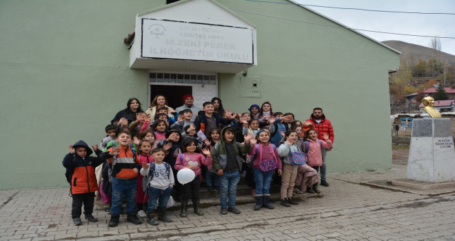 Bitlis’teki Fedakar Öğretmenler Köy Okulunu Yeniledi