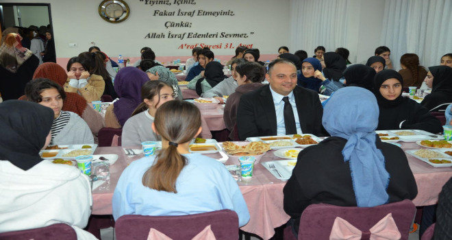 Kaymakam Demir, Öğrencilerle İftar Yemeğinde Bir Araya Geldi