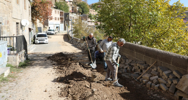 Bitlis Belediyesi Doğalgaz Çalışmalarının Ardından Yolları Onarıyor