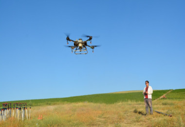 Bitlis’teki Çiftçiler Zirai Drone İle İlaçlama Yapılıyor